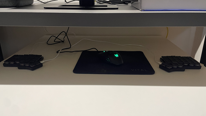 le clavier divisé en deux morceaux de adam